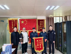 領(lǐng)威保安員李興萍、歐陽(yáng)開福“見義勇為”獲榮